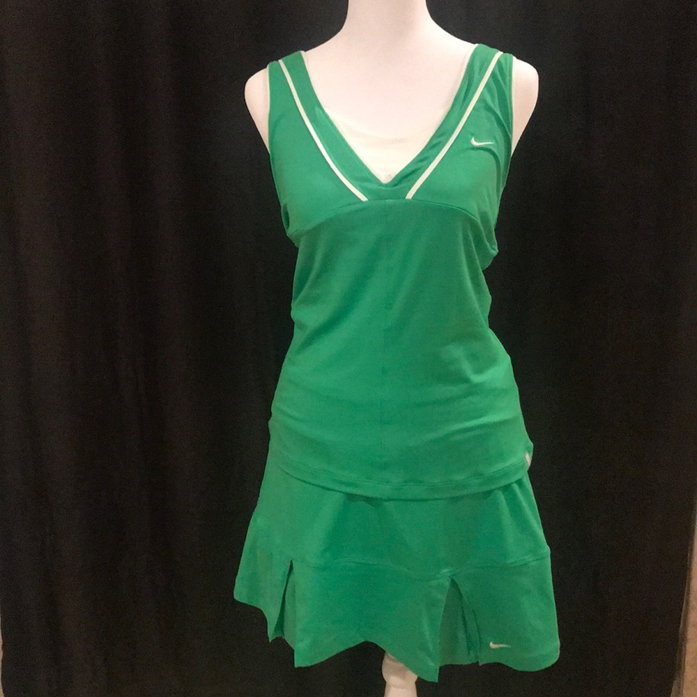 Nike women’s tennis outfit size Medium